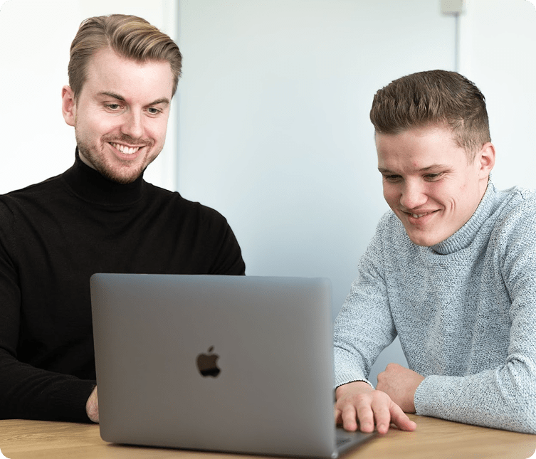 Bei Rang1 bekommst du Zugriff auf unsere Schulungsplattform, wirst von deinem Mentor eingearbeitet und übernimmst nach kurzer Zeit eigene Projekte.